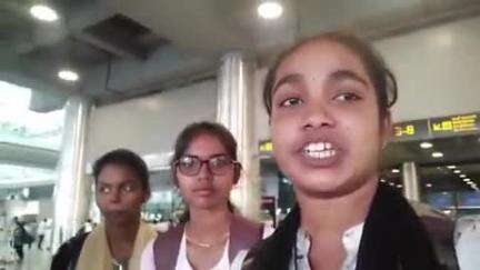 ఉరవకొండ: బెలుగుప్పకు చెందిన ఐదు మంది టెన్త్ టాపర్ విద్యార్థులు ఫ్లైట్లో బెంగళూరు నుంచి హైదరాబాద్కు