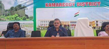 కామారెడ్డి: పట్టణం లోని కలెక్టర్ కార్యాలయంలో డివిజన్ వైద్యాధికారులతో సమావేశం నిర్వహించిన జిల్లా డీఎంహెచ్వో చంద్రశేఖర్