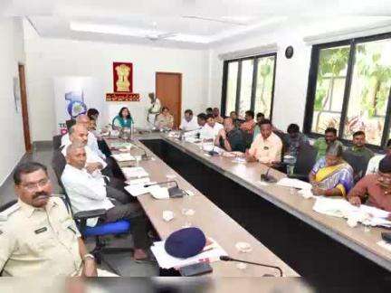 జడ్చర్ల: ఇందిరమ్మ ఇండ్లు 600 చ‌ద‌ర‌పు అడుగుల‌కు మించొద్దుజిల్లా క‌లెక్ట‌ర్లు, ఎస్పీల‌తో వీడియో కాన్ఫ‌రెన్స్ లో  రెవెన్యూ మంత్రి