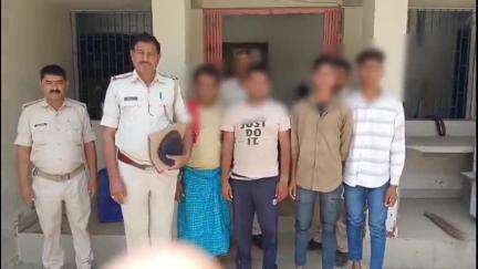 उचकागांव: उचकागांव थाना क्षेत्र के तुलसिया गांव में 61 बोतल शराब और दो बाइक के साथ चार आरोपित गिरफ्तार