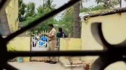 திருப்பத்தூர்: குருமன்ஸ் காலனியில்  வீட்டில் சுற்றுச்சுவரை  ஏறி குதித்த போலீசார் வீடியோ சமூக வலைதளங்களில் வைரல்