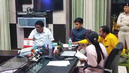 दरभंगा: जिलाधिकारी के निर्देश पर अपर समाहर्ता ने जनता दरबार में सुनी शिकायतें