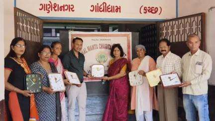 ગાંધીધામ: N.M ચેરીટેબલ ટ્રસ્ટ દ્વારા ગણેશ નગર ખાતે આવેલ સરકારી શાળાના NEET એક્ઝામના સેન્ટરમાં દિવાલ ઘડિયાળ ભેટ કરાઈ
