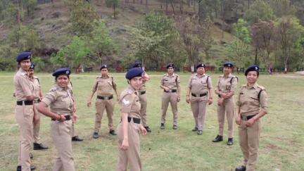 बागेश्वर: पुलिस लाईन बागेश्वर में पुलिस जवानों को स्वस्थ रखने के लिए शुक्रवार को हुआ परेड का आयोजन, एसपी ने किया निरीक्षण