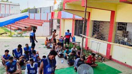 दरभंगा: दरभंगा के लहेरियासराय के नेहरू स्टेडियम में गृहरक्षकों का नामांकन स्वच्छ और पारदर्शी माहौल में चल रहा है