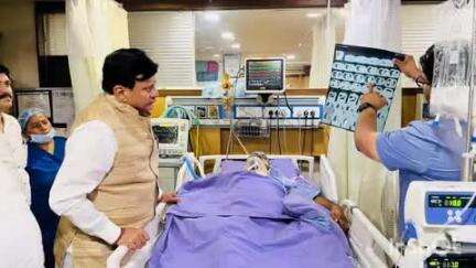 हुज़ूर: रीवा के निजी अस्पताल में घायल पुलिसकर्मी का हाल जानने पहुंचे सतना सांसद गणेश सिंह