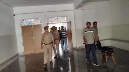 अमरोहा: अमरोहा जनपद न्यायालय की सुरक्षा व्यवस्था की स्थिति का जायजा एसपी के आदेश पर पुलिस टीम ने लिया