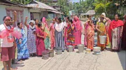 ময়নাগুড়ি: পানীয় জলের সমস্যায় পথ অবরোধ করে বিক্ষোভ দেখালেন পৌরসভার ১৭ নম্বর ওয়ার্ডের গোবিন্দ নগর এলাকার বাসিন্দারা #jansamasya