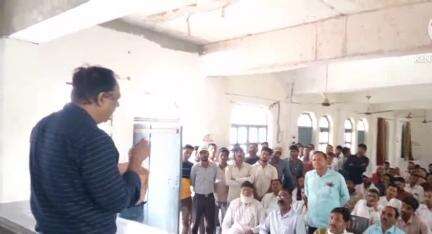 अमरिया: अमरिया ब्लॉक सभागार में एडीओ पंचायत ने की विशेष बैठक, सफाई कर्मियों को साफ-सफाई के निर्देश दिए