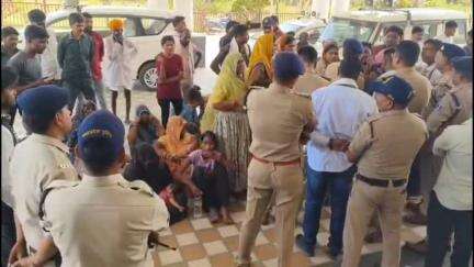 रतलाम नगर: चाकूबाजी में युवक की मौत के बाद परिजन कलेक्टर कार्यालय पहुंचे, हंगामा कर प्रदर्शन किया और ज्ञापन दिया