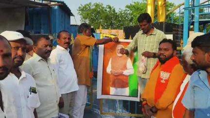వెంకటాపురం: జిల్లా కేంద్రంలో ప్రధాని మోడీ చిత్రపటానికి క్షీరాభిషేకం నిర్వహించిన బిజెపి నాయకులు