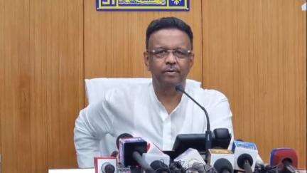 কলকাতা: রেস্তোরাঁর জন্য ছাদ বা সিঁড়ি বিক্রি করা যাবে না : কলকাতা পুরসভায় সাংবাদিক বৈঠকে জানালেন ফিরহাদ হাকিম