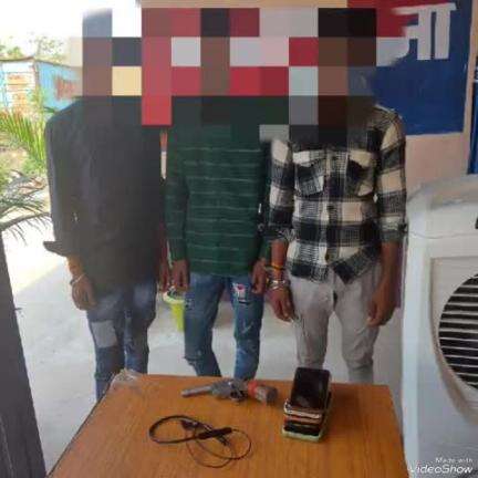 दिनारा: पीथनी पुल के पास भानस पुलिस ने एक देशी कट्टा के साथ तीन युवकों को गिरफ्तार कर जेल भेजा