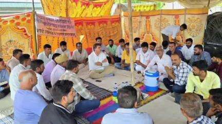 बायतु: विधायक हरीश चौधरी ने बायतु में धरना स्थल पर पहुंचकर व्यापारियों को दिया समर्थन
