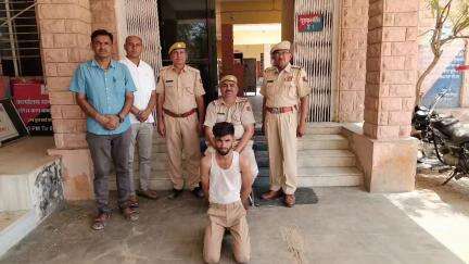 #Balotra: कस्बा बायतु में फैशन शाॅप में आगजनी की घटना का पर्दाफाश।

10,000 रूपये के ईनामी अपराधी प्रेम प्रकाश गिरफ्तार।