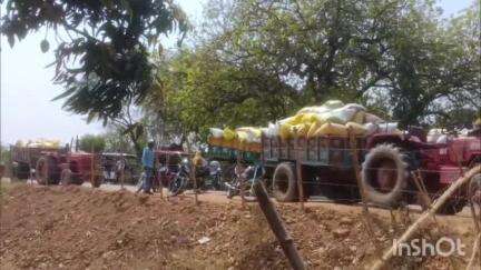 त्योंथर: बारदाने की कमी से परेशान किसानों ने कोटिला-कोनिया मार्ग पर लगाया जाम, सोहागी थाना प्रभारी की समझाईश पर खुला जाम