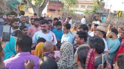 बगोदर: डुमरी विधायक ने नाइजर में अपहृत बगोदर के 5 प्रवासी मजदूरों के परिजनों से मुलाकात की