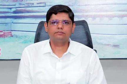 కామారెడ్డి: వేసవికాలంలో వడదెబ్బకు గురి కాకుండా ప్రజలు జాగ్రత్తలు తీసుకోవాలని పట్టణంలో తెలిపిన కలెక్టర్ ఆశిష్ సంగ్వాన్