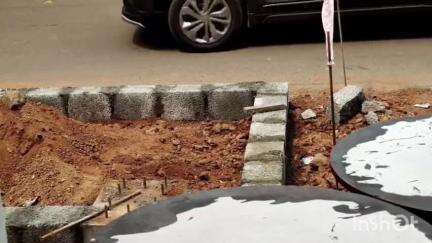 പട്ടാമ്പി: പടിഞ്ഞാറങ്ങാടിയിൽ നിർമിക്കുന്ന ബസ്സ് കാത്തിരിപ്പ് കേന്ദ്രം ജനങ്ങൾക്ക് ബുദ്ധിമുട്ട് സൃഷ്ടിക്കുന്നതായി പരാതി #localissue