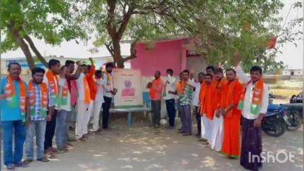 గన్నేరువరం: కేంద్ర ప్రభుత్వం ప్రకటించిన కులగణనను స్వాగతిస్తూ ప్రధాని నరేంద్ర మోడీకి క్షీరాభిషేకం చేసిన బీజేపీ నాయకులు