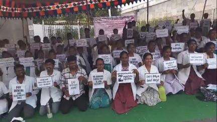 సీహెచ్ఓల సమస్యలను వెంటనే పరిష్కరించాలని కలెక్టరేట్‌ వద్ద ఏఐటీయూసీ కార్యదర్శి నాగరాజు డిమాండ్