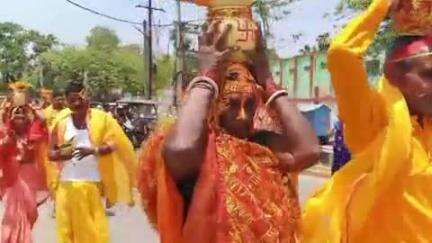 अरियरी: मकदूमपुर मोहल्ले में रामधुनी यज्ञ को लेकर निकाली गई भव्य कलश यात्रा