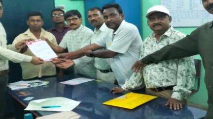 बेरमो: बेरमो सीसीएल बीएंड प्रबंधन को NCOEA,CITU के प्रतिनिधियों ने 20 मई को देशव्यापी हड़ताल को लेकर ज्ञापन सौंपा