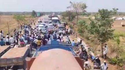 సూర్యాపేట: రాజనాయక్ తండా ఐకేపీ సెంటర్‌లో రైతులు ధర్నా