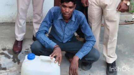 मुंगेली: मुंगेली जिले में आबकारी विभाग ने की बड़ी कार्रवाई, 33 लीटर कच्ची महुआ शराब और वाहन किया जब्त