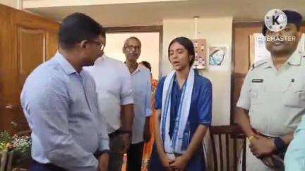 বাঁকুড়া ১: মুখ্যমন্ত্রীর শুভেচ্ছা বার্তা নিয়ে মাধ্যমিকে তৃতীয় স্থান অধিকারীর বাড়িতে পৌঁছলেন মহকুমা শাসক সহ অন্যান্যরা