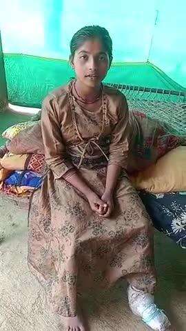 गुरुद्वारा इंटर कॉलेज चोपन में अध्यापक राम सहाय द्वारा कक्षा 8 की छात्र आकांक्षा मौर्य को बाएं पैर में चोट के बावजूदभी