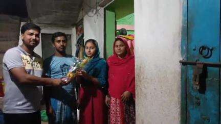 কেশপুর: কেশপুরের চড়কায় মাধ্যমিকে কৃতি ছাত্র-ছাত্রীদের বাড়িতে গিয়ে ফুল দিয়ে সংবর্ধনা জানালো বাম ছাত্র ও যুব সংগঠন