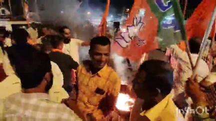 ಸಾಗರ: ಸುಹಾಸ್‌ ಶೆಟ್ಟಿ ಕೊಲೆ ಖಂಡಿಸಿ ಪಟ್ಟಣದಲ್ಲಿ ಹಿಂದೂ ಸಂಘಟನೆಗಳಿಂದ ಪ್ರತಿಭಟನೆ, ಟೈರ್ ಗೆ ಬೆಂಕಿ ಆಕ್ರೋಶ
