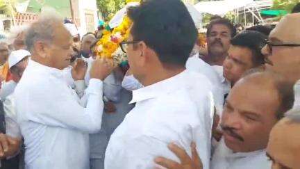 गोगुन्दा: पूर्व मुख्यमंत्री अशोक गहलोत ने गिरिजा व्यास के पार्थिव शव को दिया कंधा