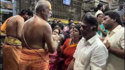 இராமேஸ்வரம்: காசி யாத்திரை செல்ல தனுஷ்கோடி மணல் மற்றும் ராமேஸ்வரத்தில் தீர்த்தம் எடுத்த முன்னாள் முதல்வர் ஓபிஎஸ்