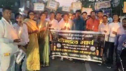 गोला: पहलगाम आतंकी हमले में शहीद पर्यटकों को श्रद्धांजलि देने के लिए गोला में आजसू पार्टी ने निकाला कैंडल मार्च