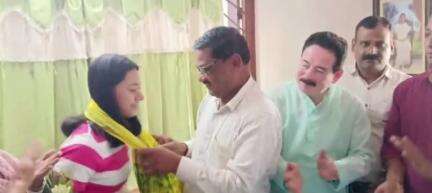 কোচবিহার ১: ISC পরীক্ষায় রাজ্যের দ্বিতীয় স্থান অধিকারী অনুষ্কারাকে সংবর্ধিত করল বিজেপি, উপস্থিত জেলা সভাপতি