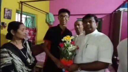 বালুরঘাট: মাধ্যমিকে রাজ্যে নবম হওয়া বালুরঘাটের অনিককে শুভেচ্ছা জানালেন কেন্দ্রীয় শিক্ষা প্রতিমন্ত্রী সুকান্ত মজুমদার