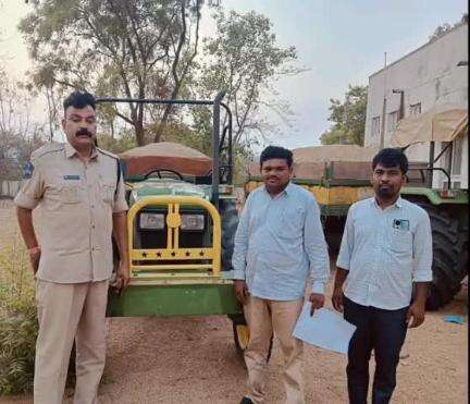 మద్నూర్: లింబూర్ గ్రామంలో అక్రమ ఇసుక ట్రాక్టర్ పట్టివేత