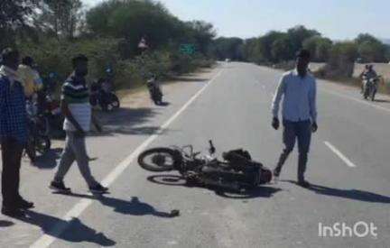 बिक्रमगंज: बिक्रमगंज डुमरांव पथ पर थाना क्षेत्र के बसगितीया गांव के पास अज्ञात वाहन ने बाइक में मारी टक्कर, बाइक चालक जख्मी