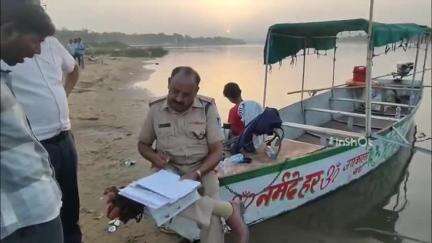 होशंगाबाद नगर: नर्मदापुरम: पोस्ट ऑफिस घाट पर नर्मदा नदी में आरक्षक डूबे, NDRF की टीम कर रही तलाश