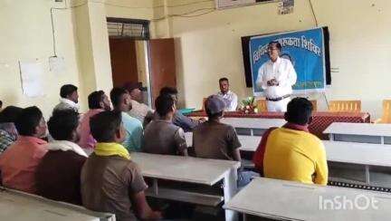 निवास: निवास में सी एम राइस स्कूल की बिल्डिंग में कार्यरत श्रमिकों के लिए जिला न्यायाधीश ने विधिक जागरूकता शिविर का आयोजन किया