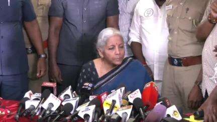 அமைந்தகரை: திமுகவினர் மெசேஜ் மூலம் நன்றி தெரிவிக்கின்றனர் - சாந்தி நகரில் திடீர் பரபரப்பு கிளப்பிய அமைச்சர் நிர்மலா சீதாராமன்