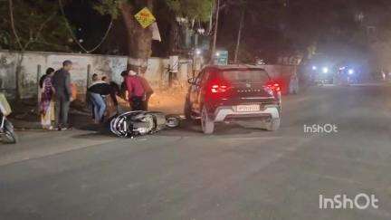 होशंगाबाद नगर: पीडब्ल्यूडी रेस्ट हाउस के पास कार चालक ने स्कूटी चालक को टक्कर मारी, स्कूटी चालक घायल