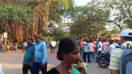 খড়গপুর ১: খড়্গপুরের পুরিগেট এলাকায় রেলওয়ের উচ্ছেদ নোটিশ, প্রতিবাদে ডি আর এম অফিসে বিক্ষোভ স্থানীয়দের