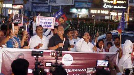 कांके: अल्बर्ट एक्का चौक पर एलजेपी (रामविलास) ने आतंकी हमले के विरोध में कैंडल मार्च और पुतला दहन किया