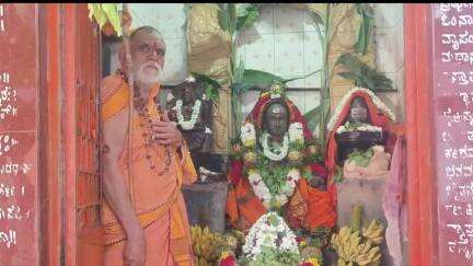 ಕಂಪ್ಲಿ: ಪಟ್ಟಣದ ಎಸ್.ಎನ್ ಪೇಟೆಯ ವೆಂಕಟರಮಣ ದೇವಸ್ಥಾನದಲ್ಲಿ ಶ್ರೀ ಶಂಕರಾಚಾರ್ಯರ ಜಯಂತಿ ಆಚರಣೆ