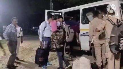 তিনিচুকীয়া: জিলাত কেইবাটাও ভোটকেন্দ্ৰত চলি আছে ভোটদান ,ভোটদান সম্পন্ন হোৱা কেন্দ্ৰৰ পৰা বিষয়াসকল সদৰৰ ষ্ট্ৰং ৰোমত উপস্থিত