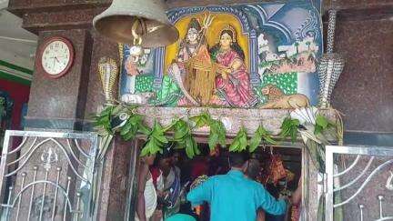 বলরামপুর: বেড়াদা মন্দিরে বাৎসরিক গাজন উপলক্ষে দূর দূরান্ত থেকে আসা পূর্ণার্থীদের ভীড়
