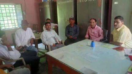 बैरिया: राजकीय मध्य विद्यालय बैरिया बाजार में बच्चों ने किया हंगामा, स्कूल में जगह नहीं होने से परेशान